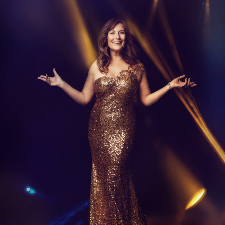 Gaby Mühleisen - Bühne im goldenen Kleid