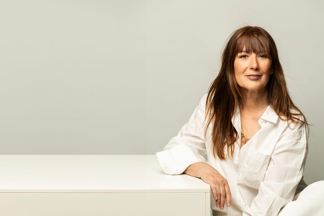 Gaby Muehleisen - Fotoshooting im Studio auf beige grauem Hintergrund