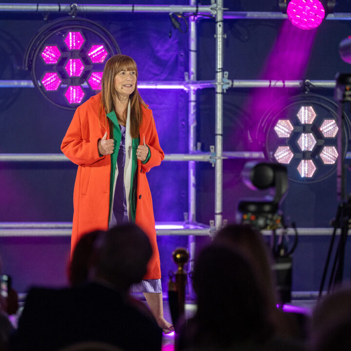 Gaby Mühleisen - Speakering und Coach für Babyboomer bei einem Bühnenauftritt beim Speakerslam von Hermann Scherer