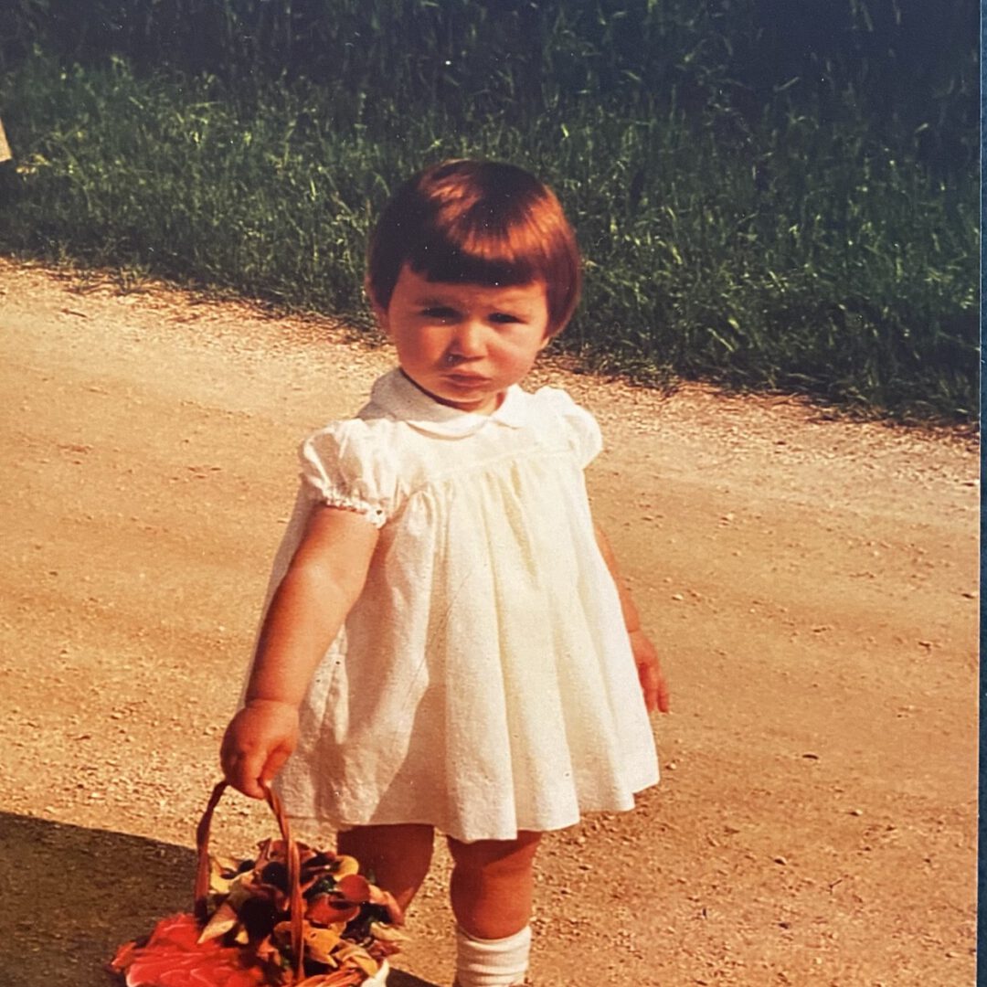 Gaby Mühleisen als Kind mit einem Korb in der Hand