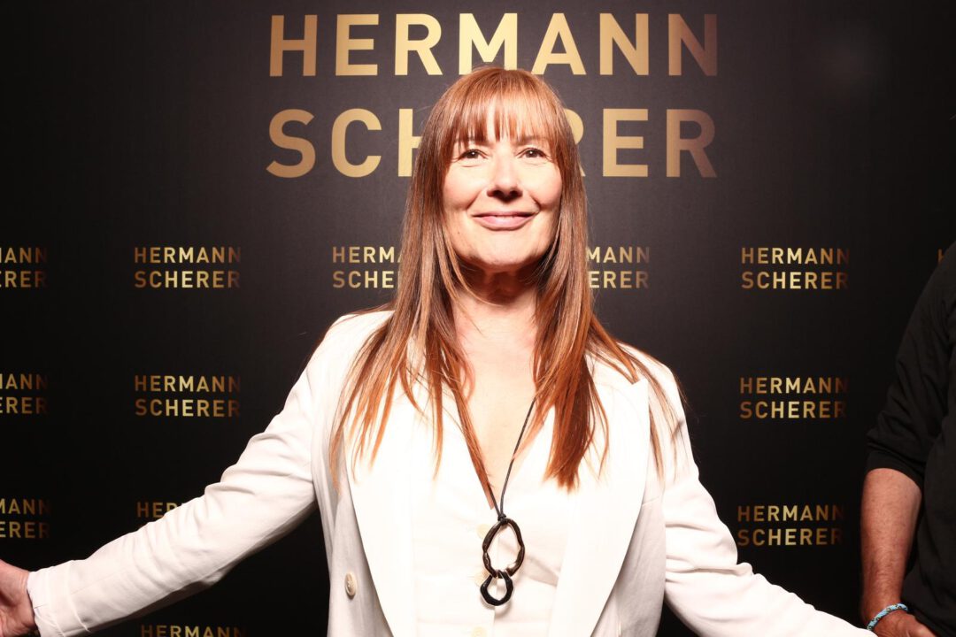 Gaby Muehleisen als Siegerin des Speakerawards vob Herman Scherer